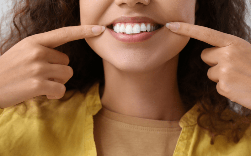 por qué se mueven los dientes