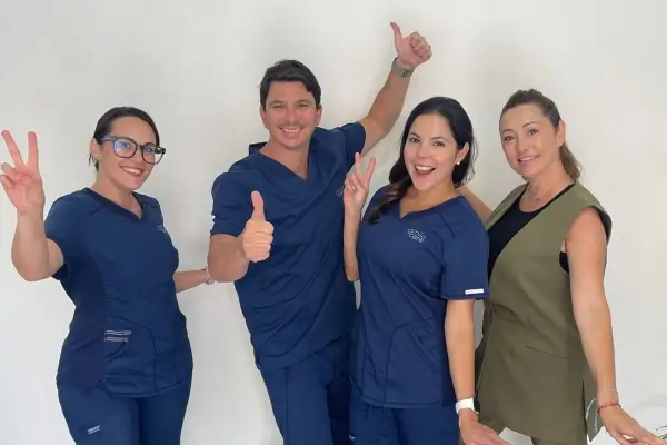 Equipo de Smilecare Las Palmas sonriendo